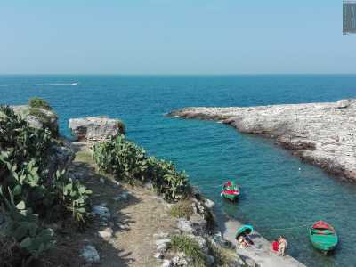 Da questo punto � possibile godere di un bel panorama. Siamo sull�alta costa di Polignano e da su, circondati dai fichi d�india, ammiriamo un�insenatura con un meraviglioso mare azzurro su cui ondeggia qualche barchetta